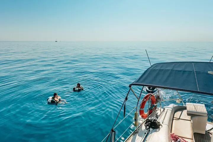 Crucero al atardecer en Barcelona liderado por Young & Local Captain