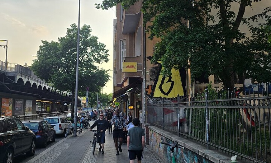 Image 27: Berlin VIP TOUR - Private Bus Tour inklusive Chauffeur und Guide