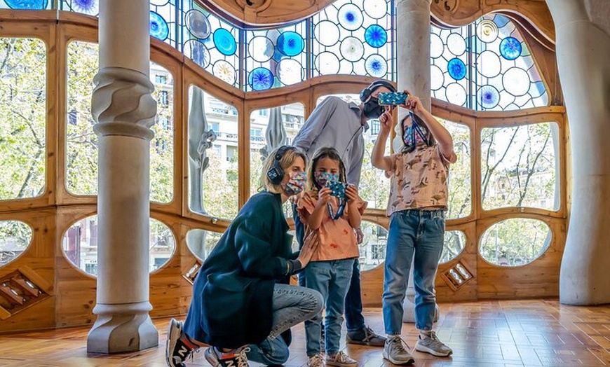 Image 2: Entrada a la Casa Batlló con audioguía inteligente