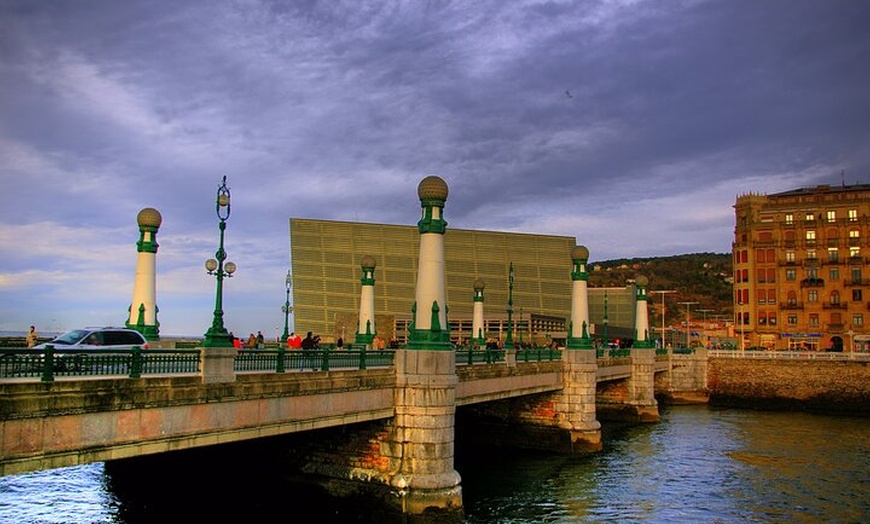 Image 15: Recorrido a pie por San Sebastián con un pintxo y una bebida