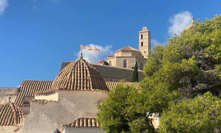 Image 10: Visita Nocturna Guiada a Dalt Vila Ibiza con Copa de Sangría