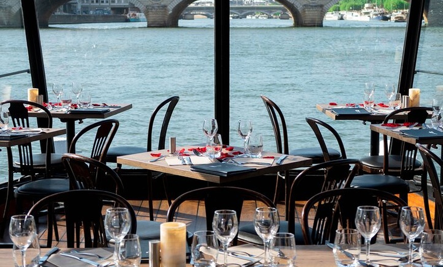 Image 4: Paris Christmas Seine Cruise 3 - Cours Déjeuner et dîner avec vin