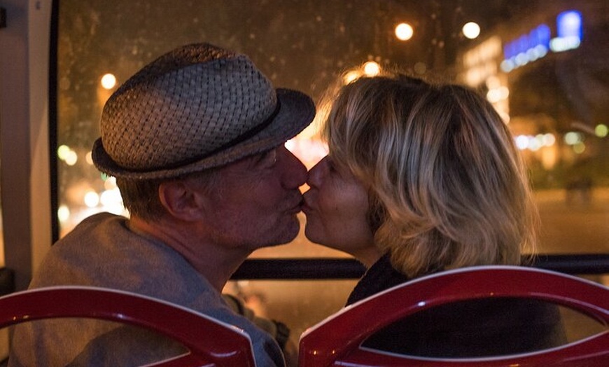 Image 8: Excursion en bus des lumières de Noël à Paris avec friandise festiv...