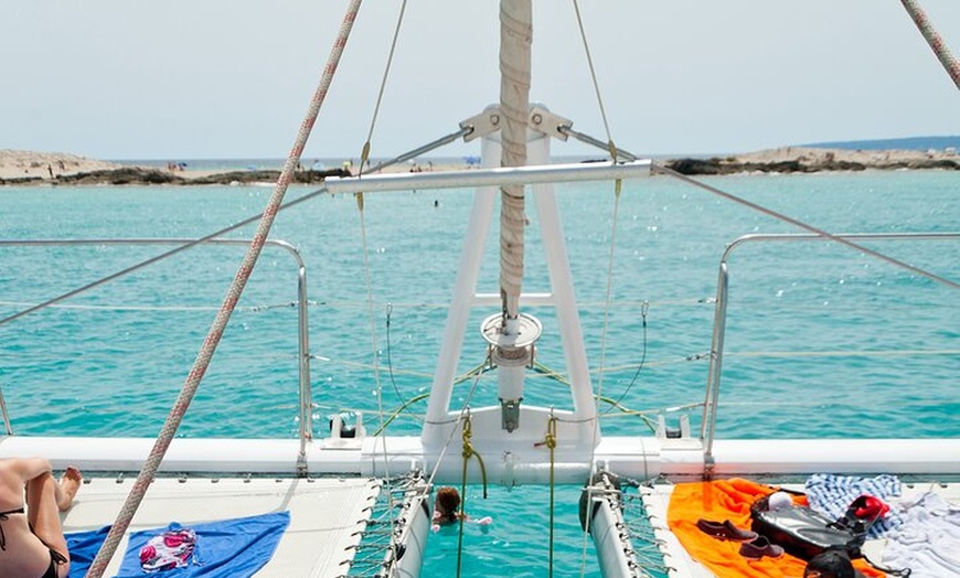 Image 4: Excursión desde Ibiza a Playa de Illetas en Catamarán con Comida
