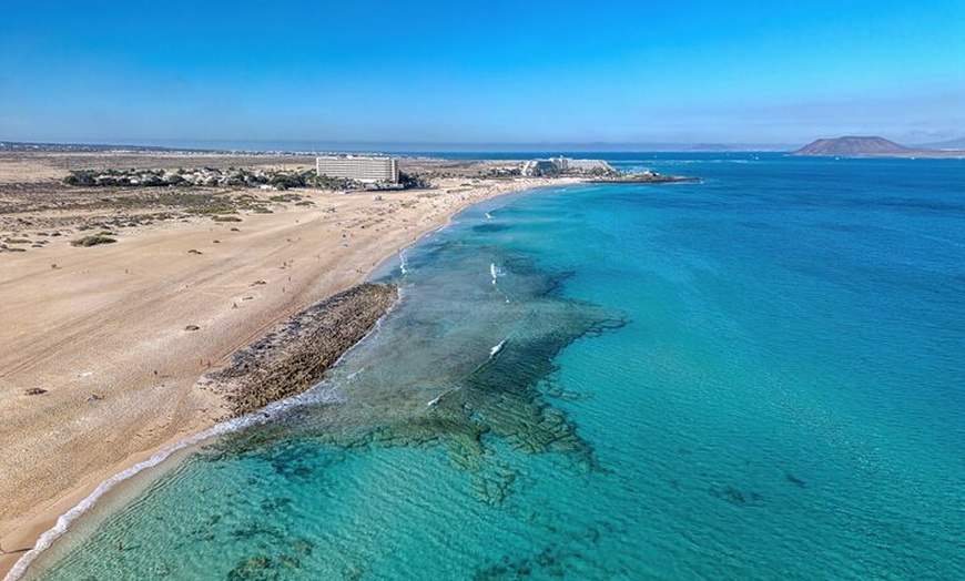 Image 1: Contraste de Fuerteventura con ferry opcional a Isla de Lobos
