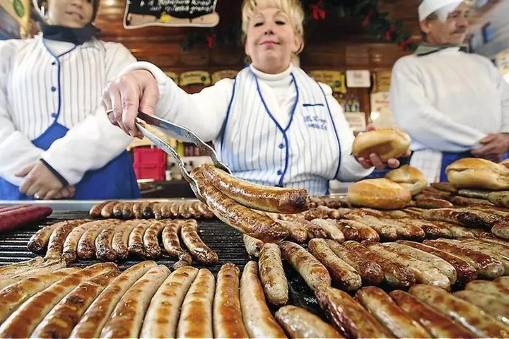 Chicago-Style Holiday Hike: Festive Food and Walking Tour
