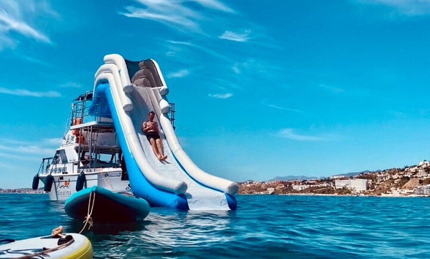 Image 2: Tour Privado en Barco con Tobogán Snorkel y Actividades