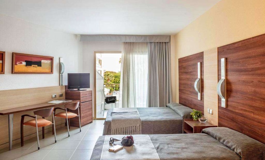 Image 5: ✈ COSTA BARCELONA | Santa Susanna - Aqua Hotel Aquamarina & SPA 4* ...