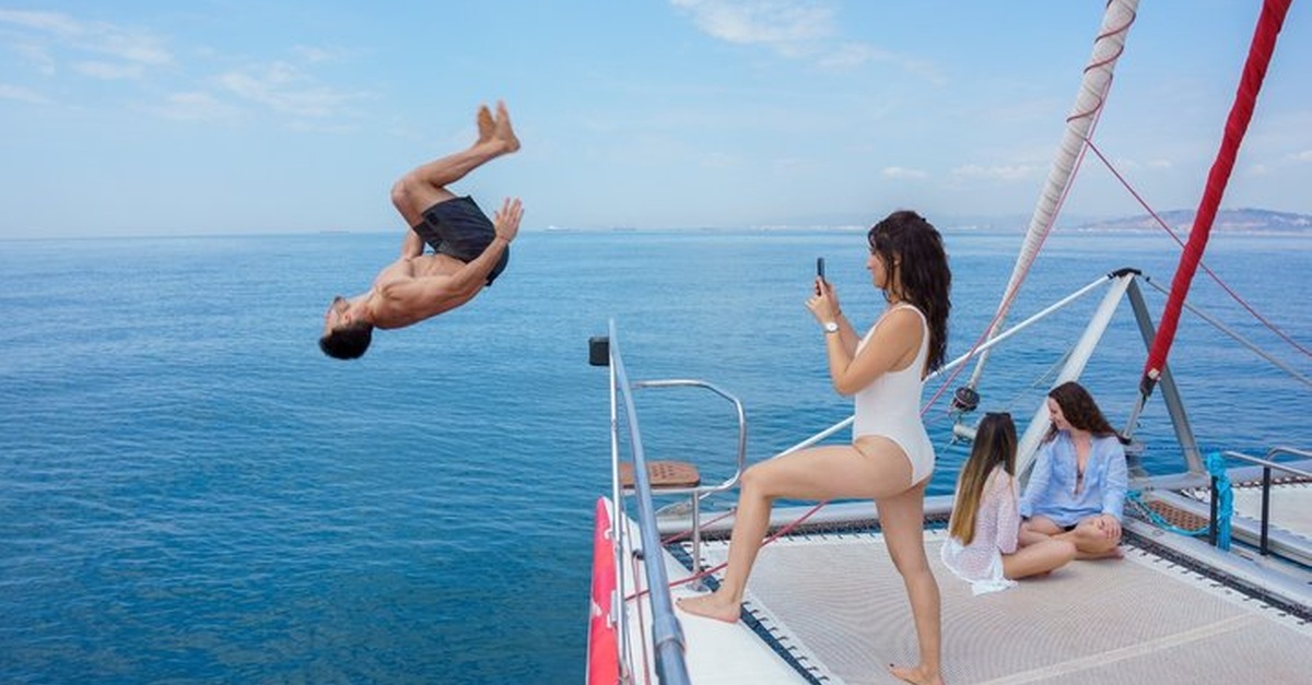 Excursión en catamarán con juegos acuáticos en Cambrils y la Costa Dorada