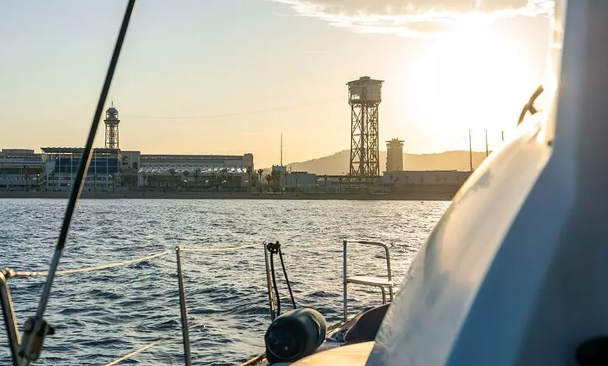Image 7: Navegación al atardecer en Barcelona con ​​vino y tapas