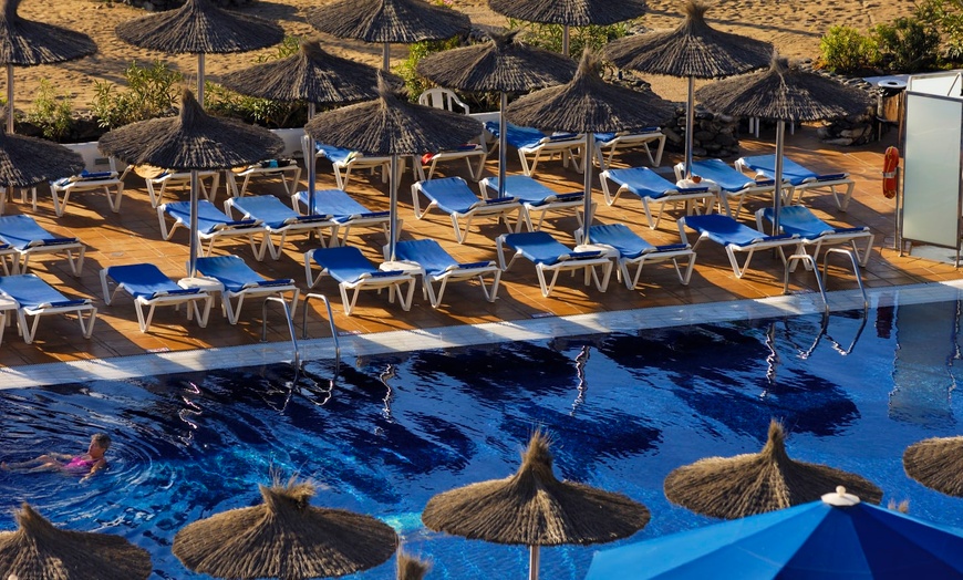 Image 3: ✈ LANZAROTE | Puerto del Carmen - VIK Hotel San Antonio 4* - Bord d...