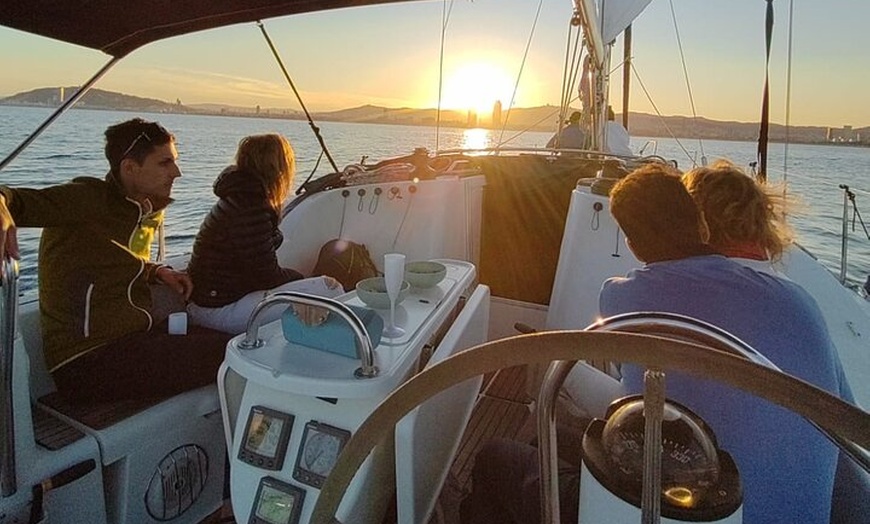 Image 3: Atardecer en velero con cava a bordo