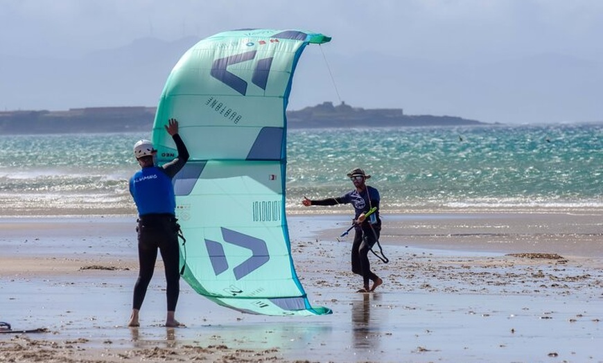 Image 14: Curso de kitesurf privado en Tarifa (de principiante a avanzado)