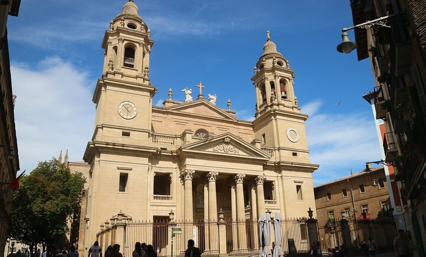 Image 14: Pamplona destaca visita a pie con pausa para café y churros