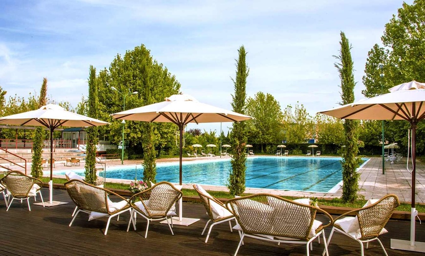 Image 1: ✈ ITALIA | Bologna - Living Place Hotel 4* - Piscina esterna