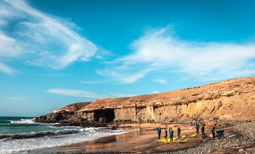 Image 24: Aprende a surfear en las interminables playas del sur de Fuerteventura
