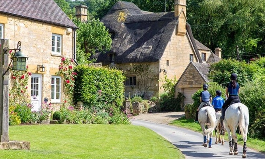 Image 2: Oxford : Cotswolds Tour (Hotel Transport)