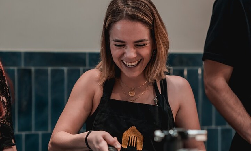 Image 4: Sabor de España: clase de cocina de tapas con maridaje de vinos sin...