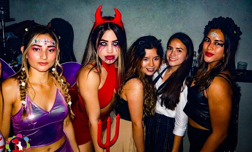 Image 1: Pubcrawl de Halloween en Madrid – Barra libre, chupitos y entrada V...