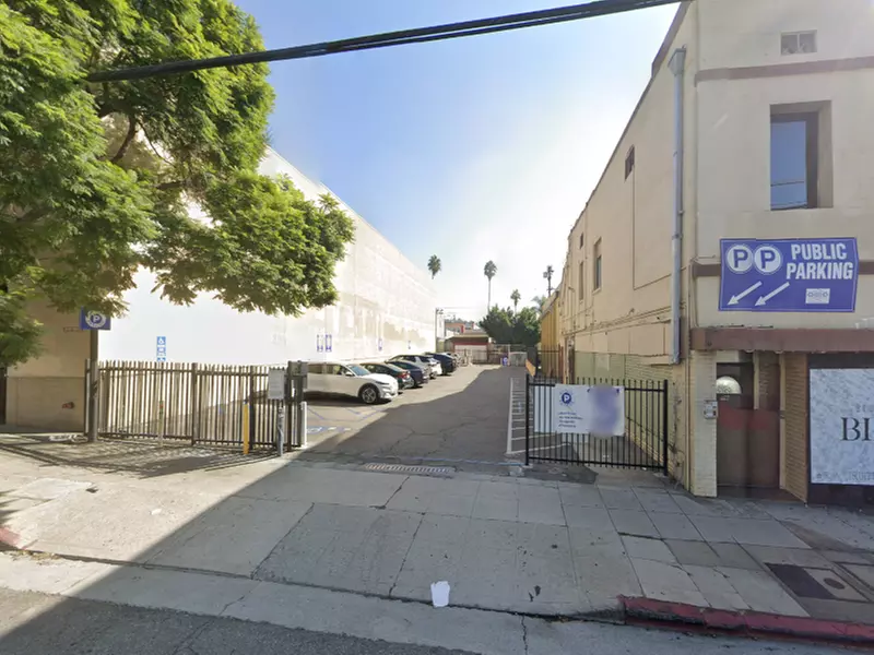 Parking at [SQ94] 4477 Hollywood Blvd. Lot