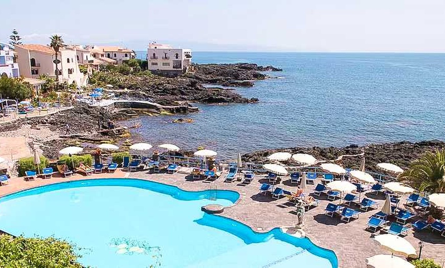 Image 1: ✈ SICILIË | Giardini Naxos - Arathena Rocks 4*, 2 nachten - Aan zee