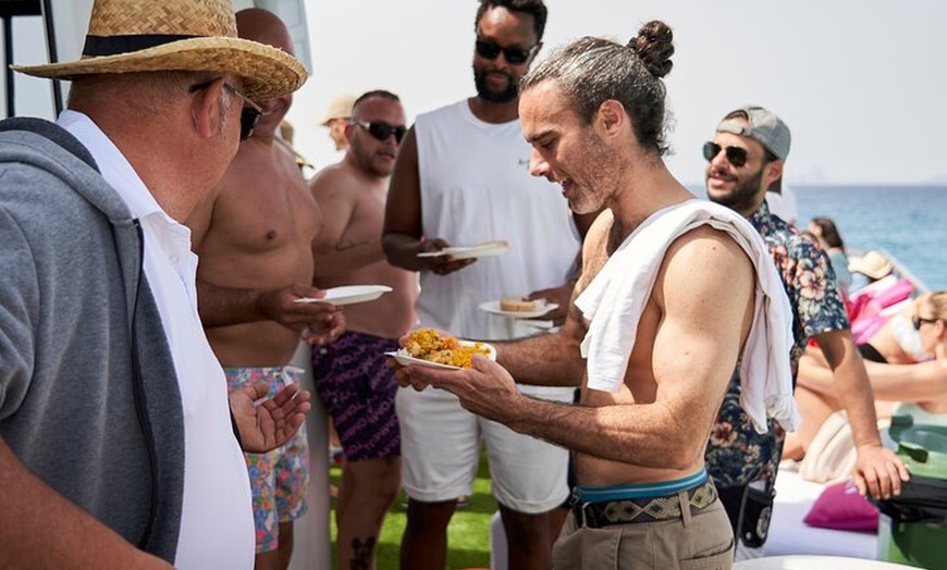 Image 17: Crucero de Ibiza a Formentera con snorkel, paella y barra libre