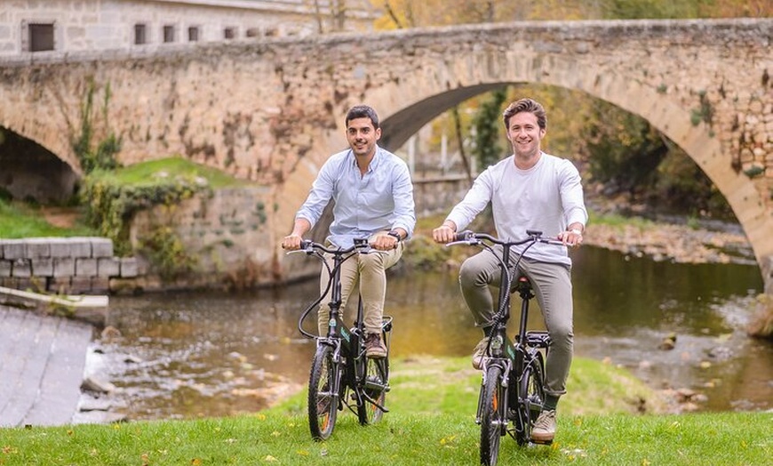 Image 3: Excursión privada de un día a Segovia desde Madrid : Tour en E-Bike...