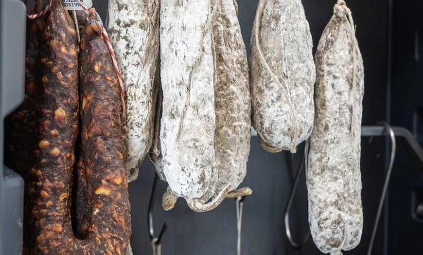 Image 3: Dégustation de 3 vins locaux avec de la charcuteries françaises