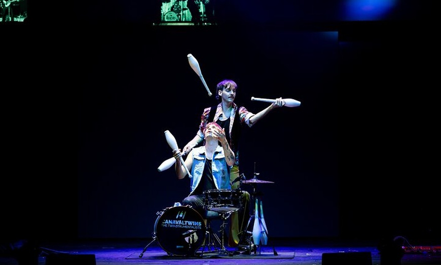 Image 20: Wintergarten Varieté "FLYING LIGHTS" inkl. Flying Steps