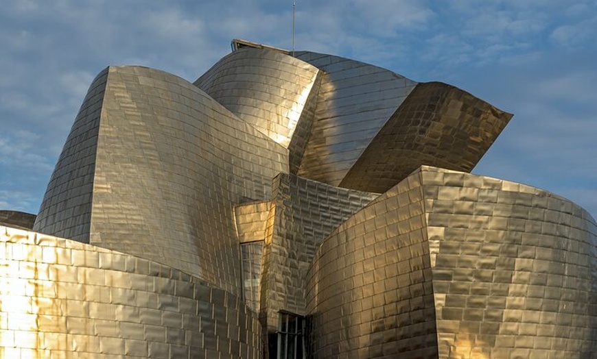 Image 3: Entrada al Museo Guggenheim Bilbao
