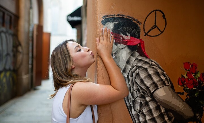 Image 2: Barcelona Marvels : Una visita guiada a pie por los puntos más dest...