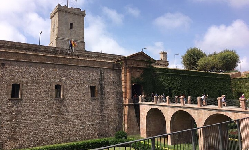 Image 2: Entrada Reservada al Castillo de Montjuic con Teleférico en Barcelona