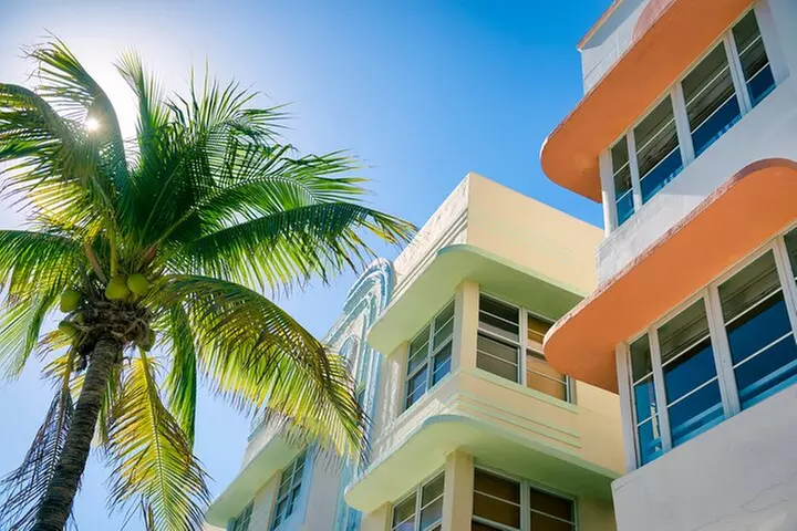 Miami Beach Art Deco & History Bike Tour with Design Enthusiast