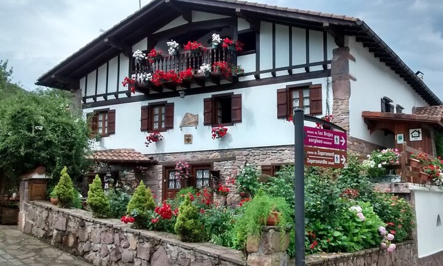 Image 2: Excursión al Valle de Baztan Zugarramurdi y Señorío de Bertiz