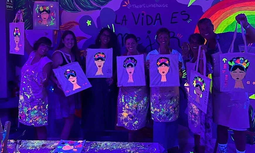 Image 10: Arte y Vino Pinta una Bolsa de Tela Neón y Bebe Vino