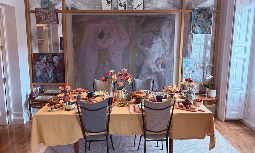 Image 17: Brunch español gourmet en una galería de arte privada oculta