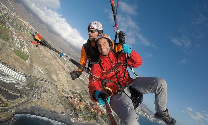 Image 29: Experiencia épica de parapente en Tenerife con el equipo campeón de...