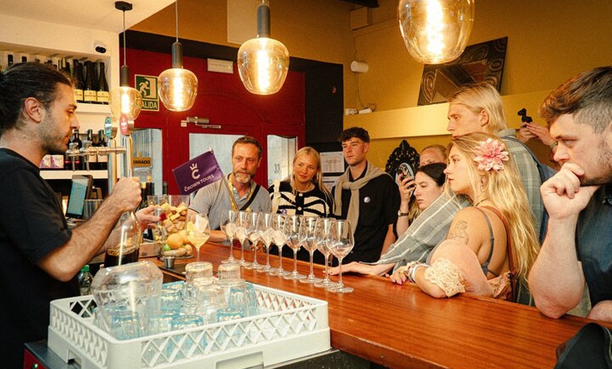 Image 4: Visita guiada a la ciudad vieja de Barcelona con tapas y bebidas