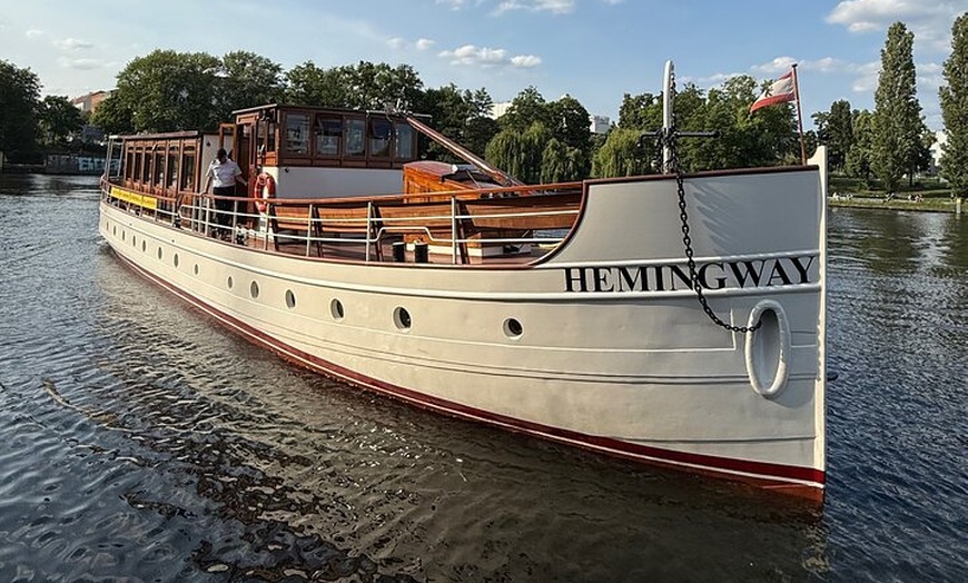 Image 2: Sightseeing Bootstour auf historischem Schiff in Berlin