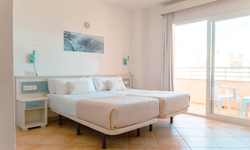 Image 2: ✈ IBIZA | Bahía de Sant Antoni - Rosamar Ibiza Hotel 3* - Appart'hôtel