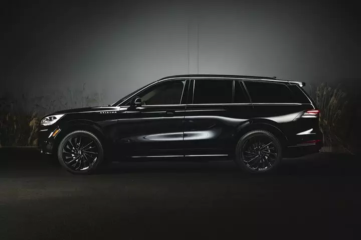 O'Hare Airport Transfer to Chicago, Curbside - Luxury SUV