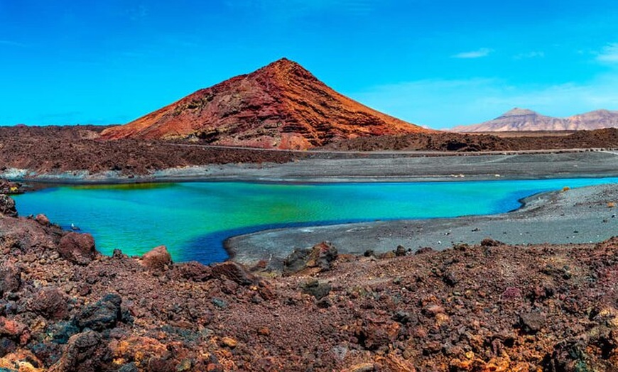 Image 2: Vino de Timanfaya y excursión panorámica privada en tierra