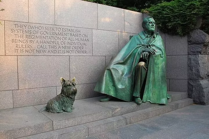 4-Hr DC Monuments Small Group Sightseeing Guided Tour