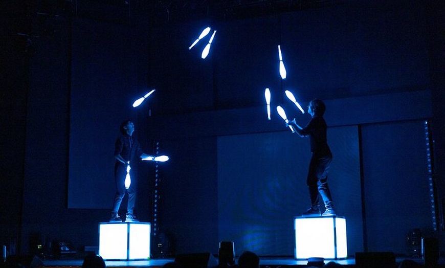 Image 12: Wintergarten Varieté "FLYING LIGHTS" inkl. Flying Steps