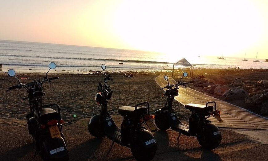 Image 19: Maspalomas - Meloneras : Visita guiada al atardecer e-Scooter 2 plazas