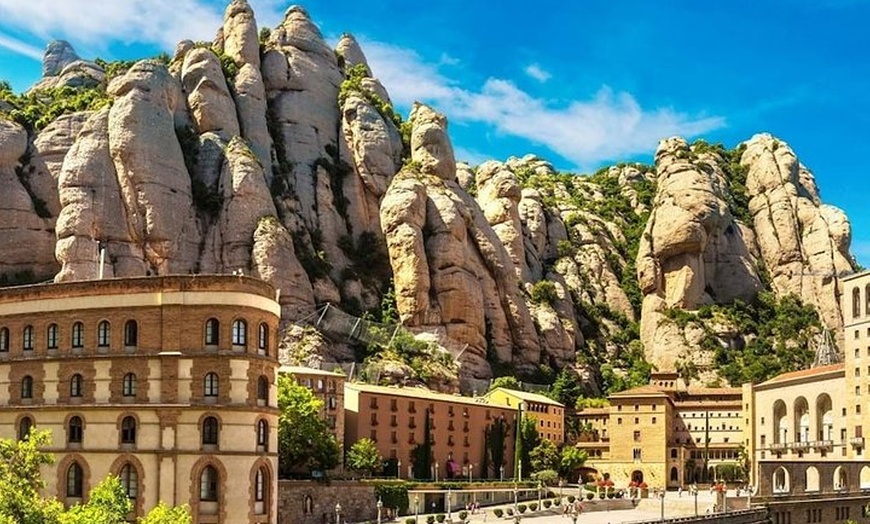 Image 2: Monasterio de Montserrat y Virgen Negra con Almuerzo en Casa Rural