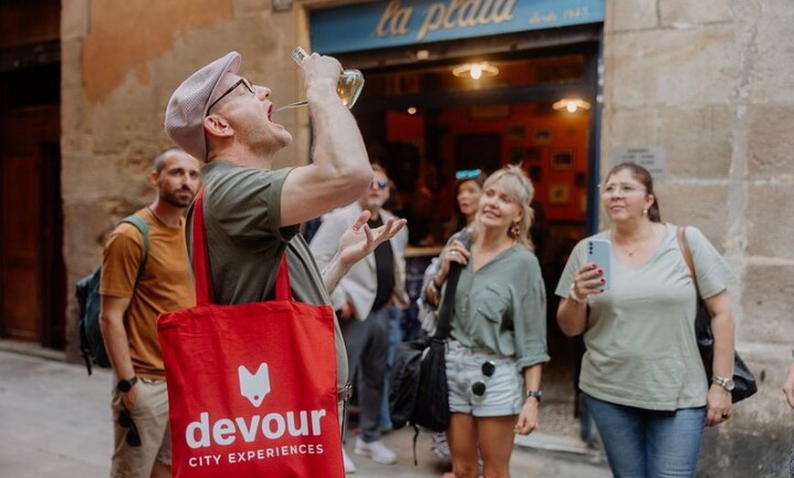 Image 13: Tour gótico de tapas y tabernas por Barcelona
