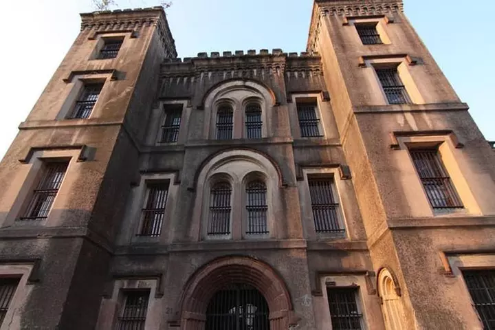 Charleston Haunted Jail Night-Time Walking Tour with Admission to O...
