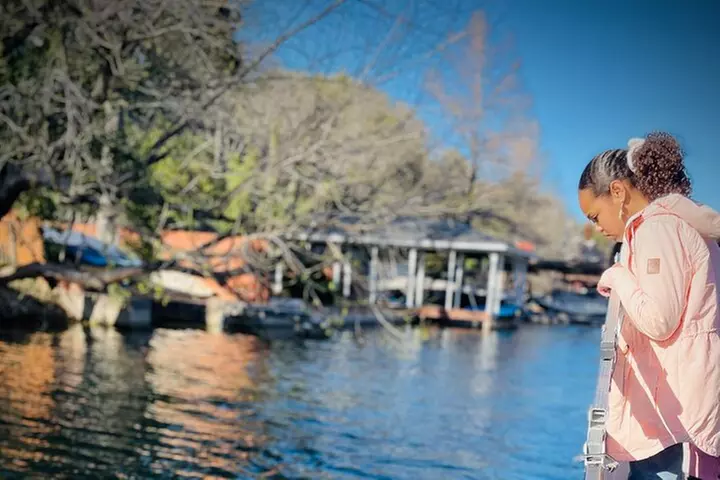 Scenic 2HR Austin Guided Lake Tour: Small Group & Full Sun Shade