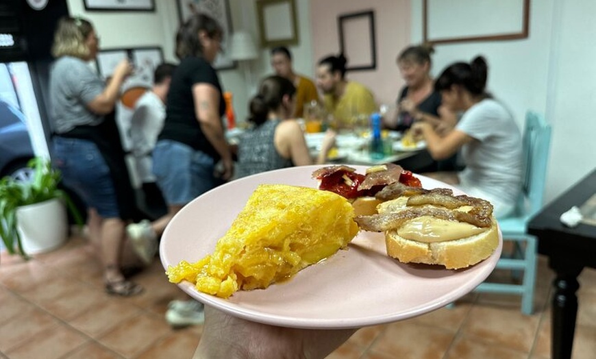 Image 14: Clase de Cocina de Tapas Española con Música de Guitarra en Vivo